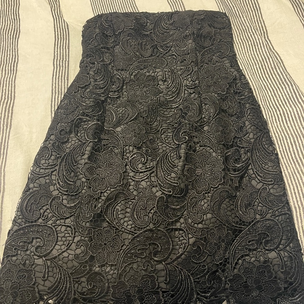 Size 8 lace strapless dress. Worn once!
